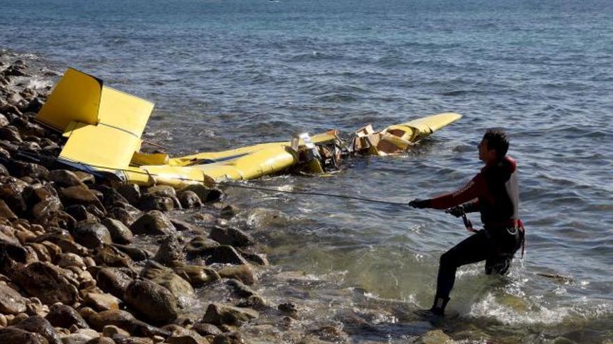 El piloto de la avioneta que ha caído hoy al mar en la zona conocida como Coveta Fum , en el municipio alicantino de El Campello, ha fallecido y su cuerpo ha sido recuperado del agua por los efectivos de rescate. En la imagen, agentes del GEAS de la Guardia Civil recogen restos de la avioneta accidentada.