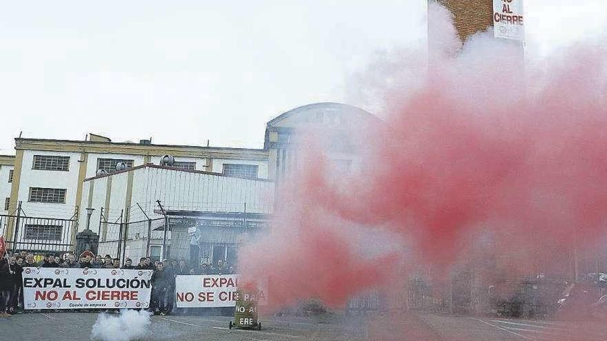 La plantilla de Expal, concentrada a las puertas de la fábrica de Trubia.