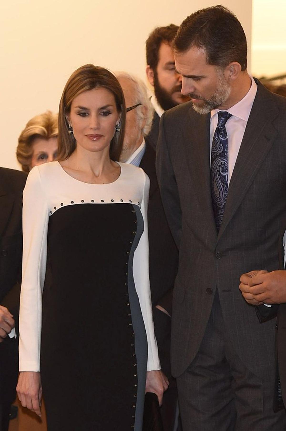 Letizia Ortiz en Arco 2015 con un vestido tricolor de Felipe Varela