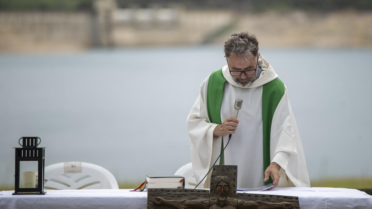 Preguen per la pluja i la fi de la sequera a la missa del Pantà de Darnius-Boadella