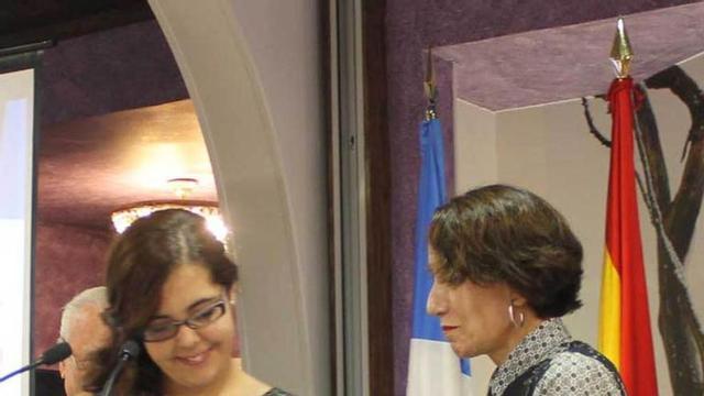 A la izquierda, Alba Oliva recibe un diploma de manos de Luz Casal. A la derecha, Del Busto impone la insignia de oro del colectivo al párroco José Pérez Barcia.