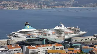 Vigo se da un atracón de alemanes con la escala del "Artania"
