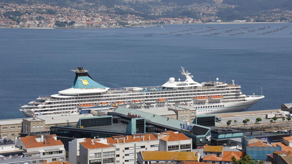 El crucero &quot;Artania&quot;, atracado en la Estación Marítima de Vigo