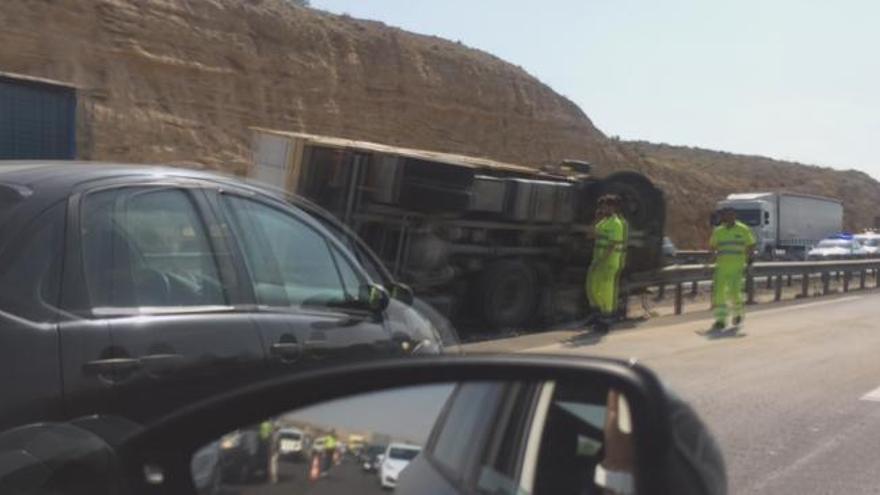 Un accidente en la A-70 con un camión volcado deja 5 kilómetros de retenciones