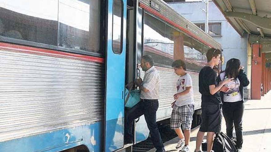 Pasajeros subiendo ayer en Vigo al tren de Oporto