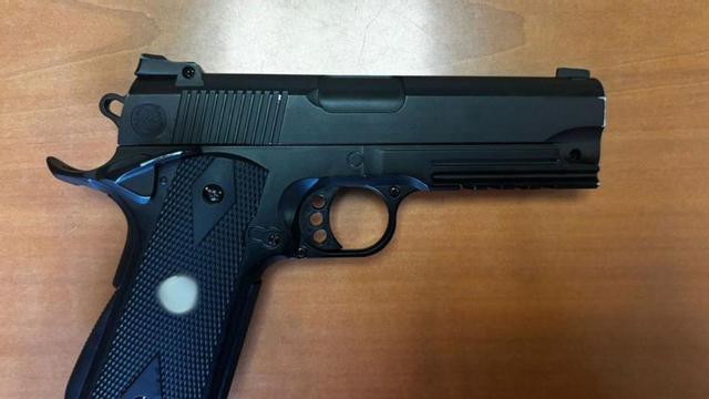 Pistola simulada, que empleó el atracador del supermercado. | POLICÍA NACIONAL