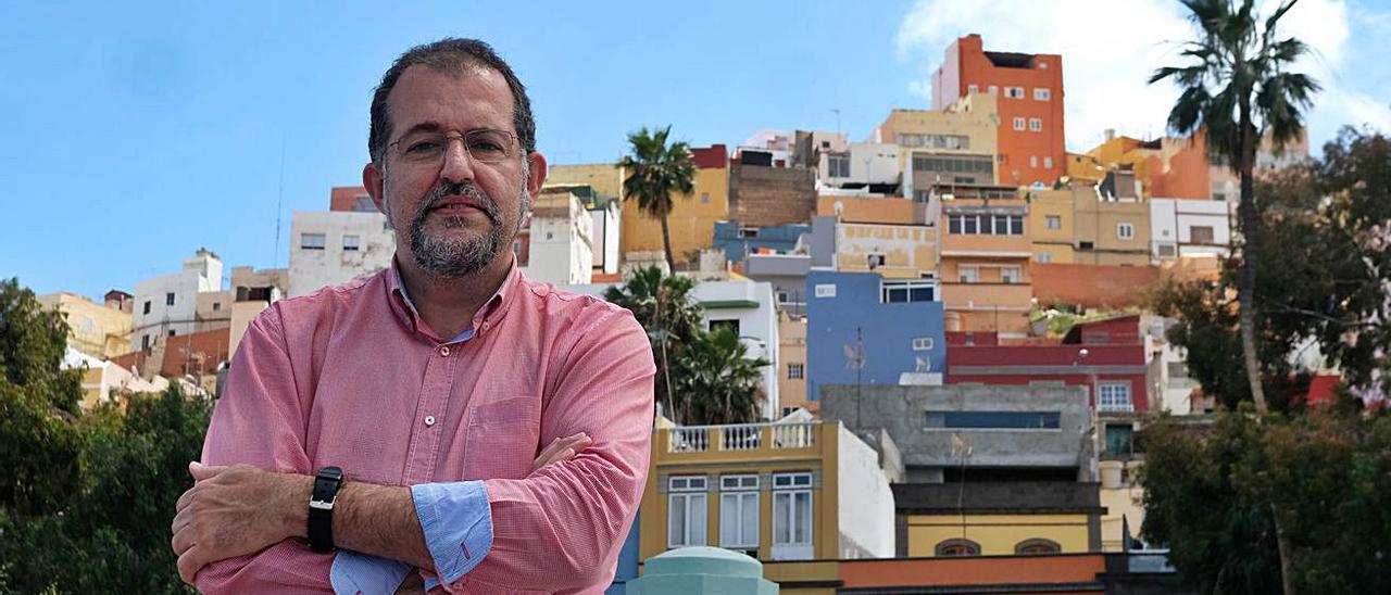 El historiador Javier Ponce con el barrio de Vegueta al fondo. José Carlos Guerra