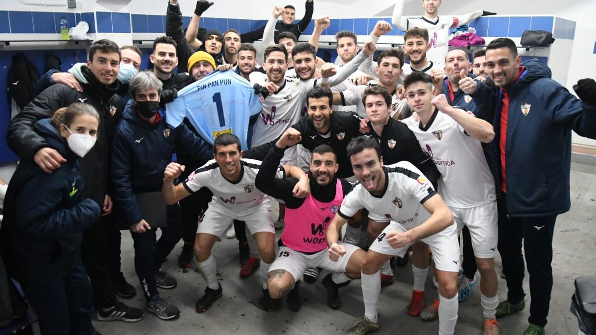 Los jugadores del Pozoblanco celebran en el vestuario la victoria ante el Antoniano.