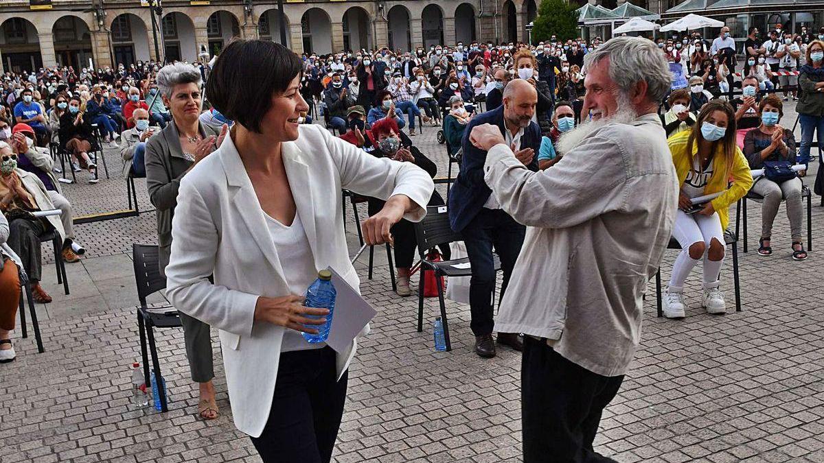 Pontón saluda al diputado Xosé Luis Rivas, ayer en A Coruña.