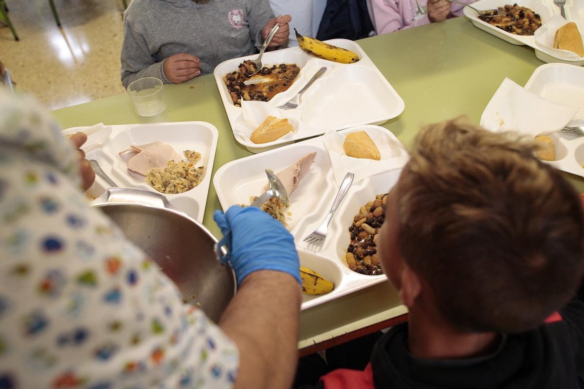 El personal atiende a varios niños en un comedor de Tenerife