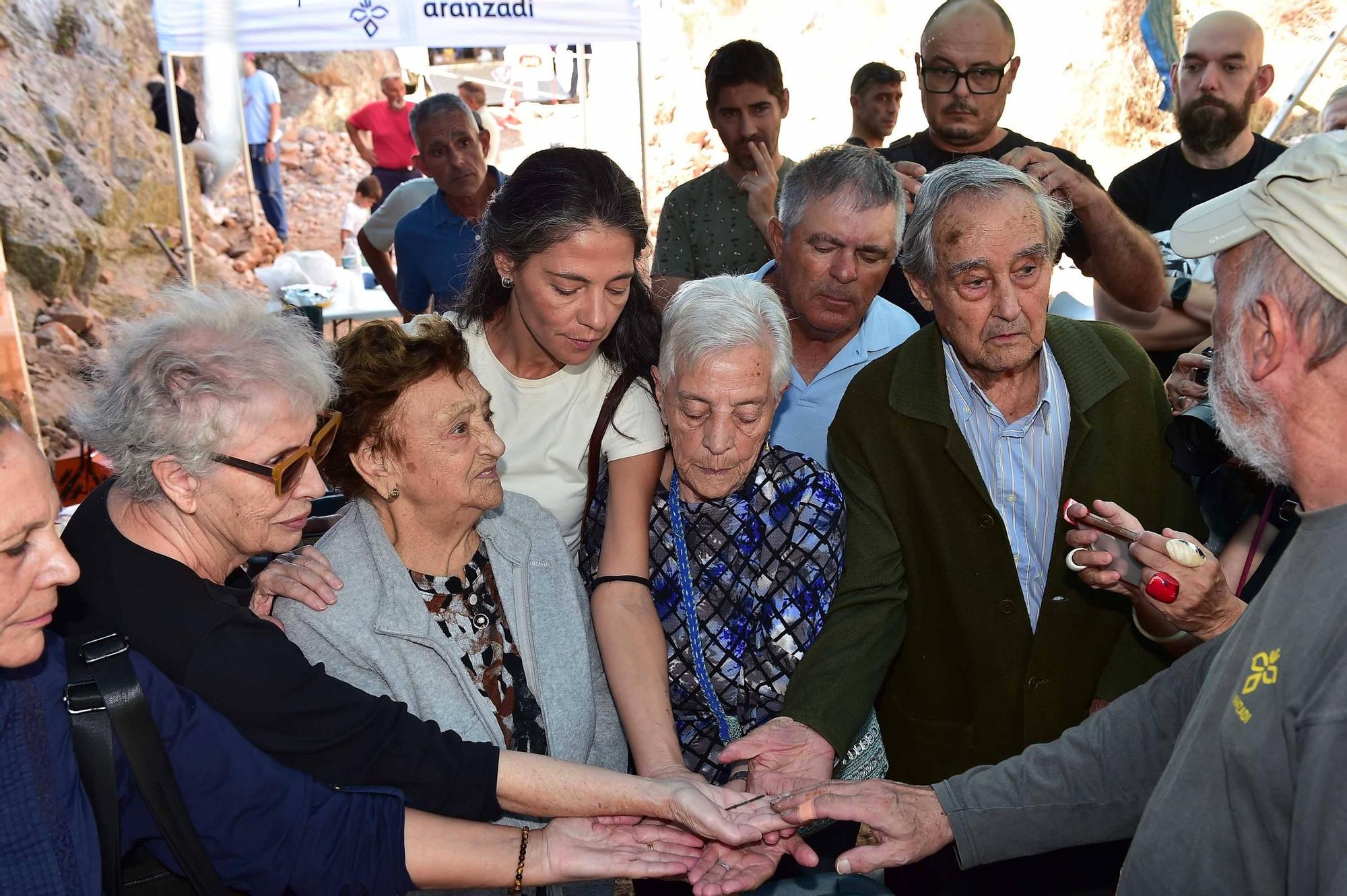 Fotogalería | Las familias de los represaliados de la mina La Paloma presencian las primeras exhumaciones
