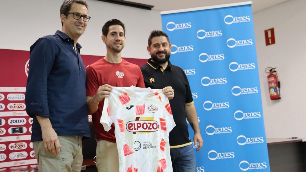 Bebe, en el centro, entre Pedro Orenes, de Clínica Dental Orenes, y el técnico, Josan González. | ELPOZO MURCIA