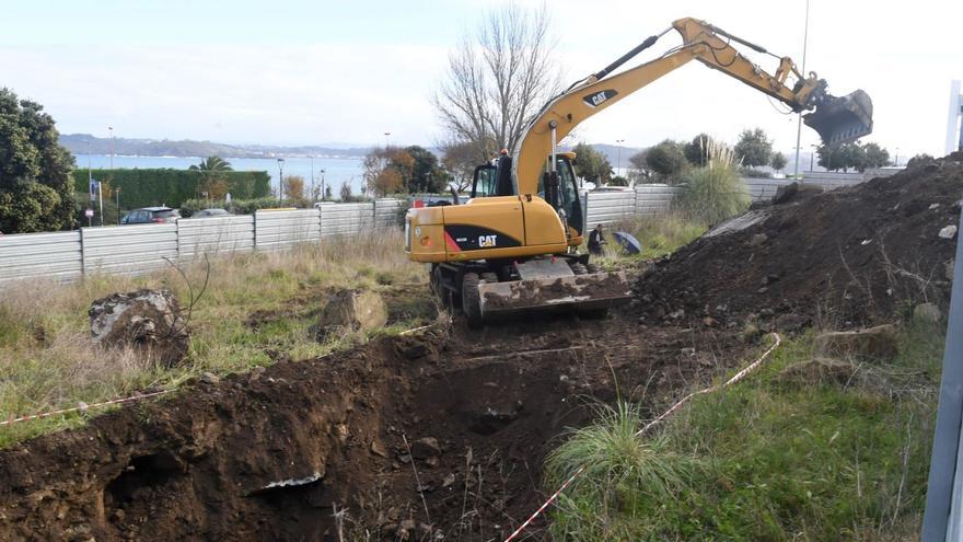Una excavadora, ayer, en una de las parcelas de A Maestranza. | // CARLOS PARDELLAS