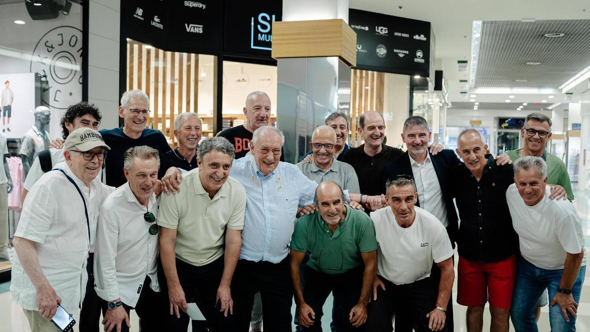 Foto de familia con algunos de los primeros socios fundadores