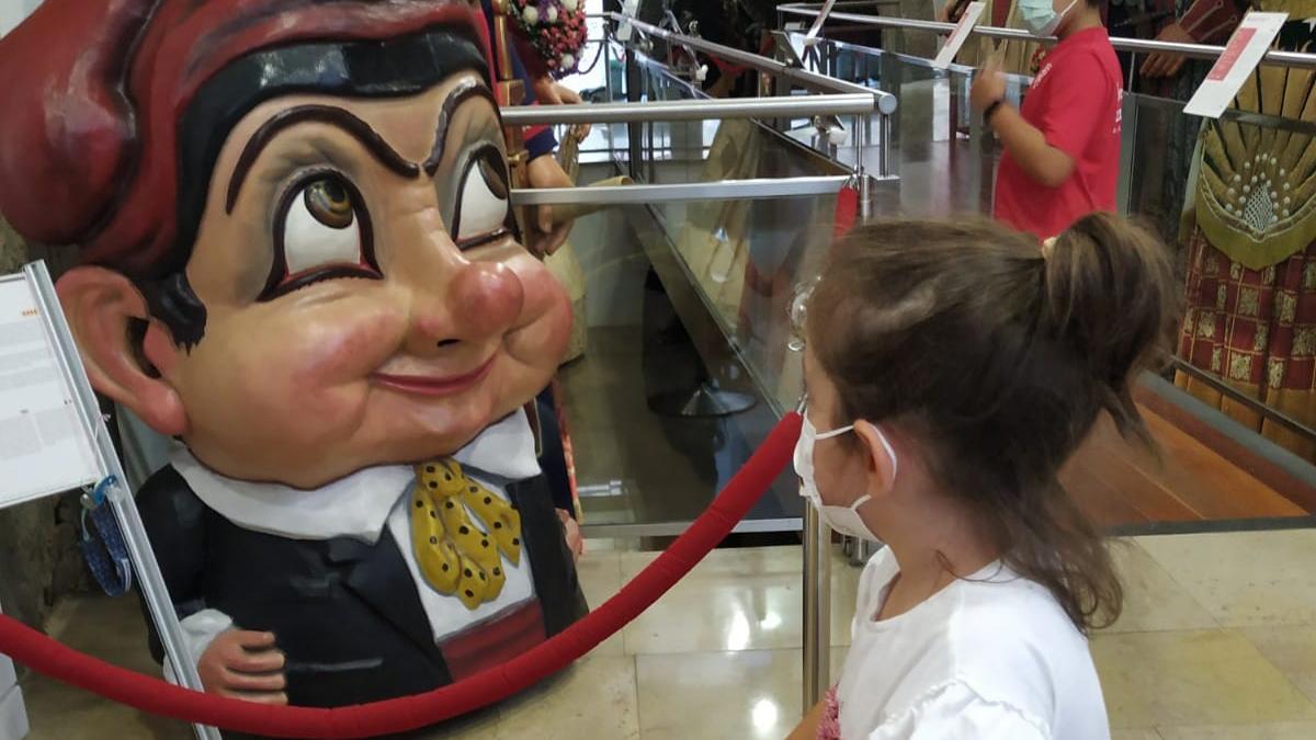 Emma Joana, hija de Noemí Font, con el Nan Cucut de los Gegants de la plaza Nova, en el Gòtic.