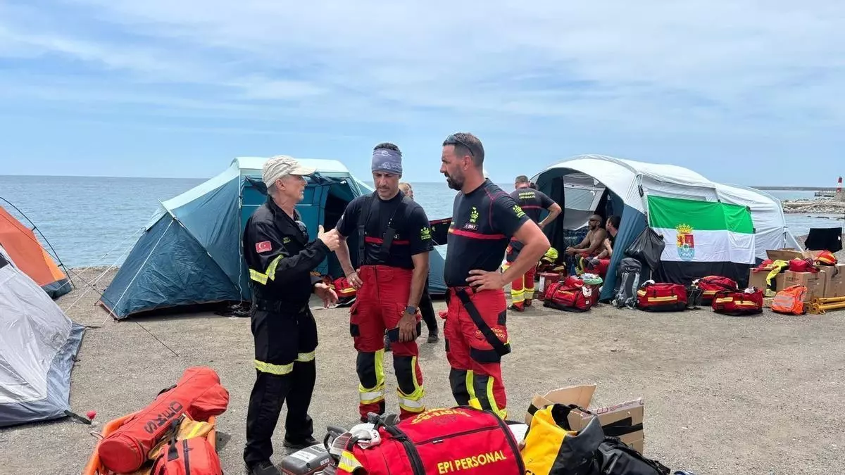Diez bomberos de la Diputación de Badajoz y su perro de rescate trabajan en Caracas tras los terremotos