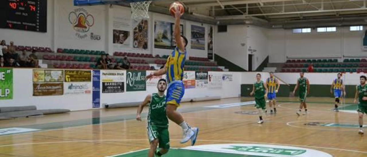 Entrada a canasta de un jugador del Alginet en el último cuarto del partido.