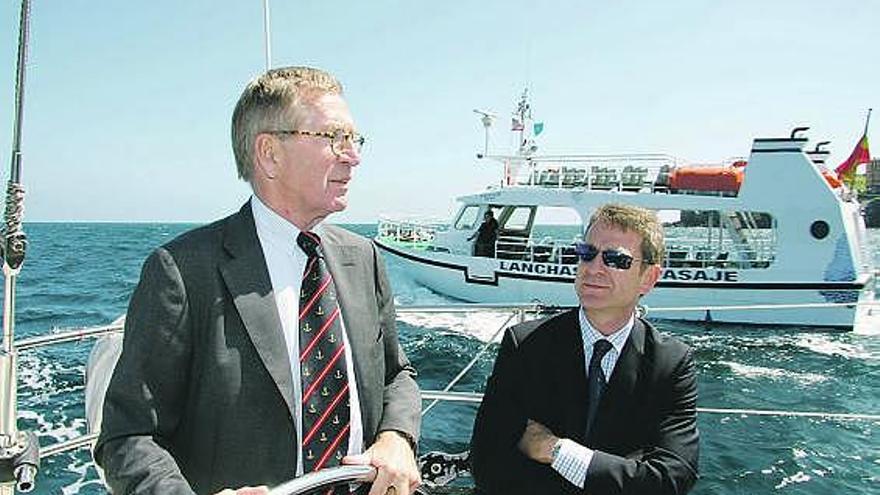 En primer plano, Fritz Conyn, presidente de la patronal europea de empresas náuticas,  al timón del velero «Traité de Rome», y Alejandro Landaluce, director general de la asociación española, ayer en aguas de la bahía gijonesa.