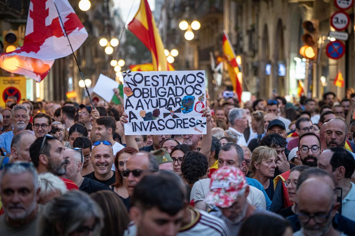 Manifestantes en la concentración en apoyo a Ceuta,en la plaza de Sant Jaume de Barcelona. Manifestantes en la concentración en apoyo a Ceuta,en la plaza de Sant Jaume de Barcelona.