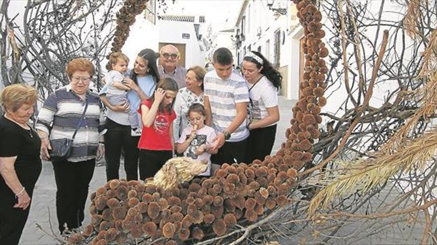 El festival Calles en Flor inunda Cañete de las Torres de arte y creatividad