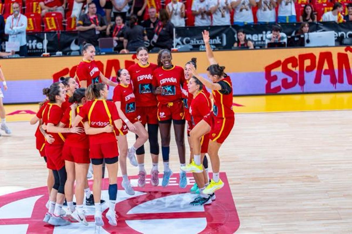 Las jugadoras de la selección, antes del partido ante China, ya con Awa Fam y María Conde.