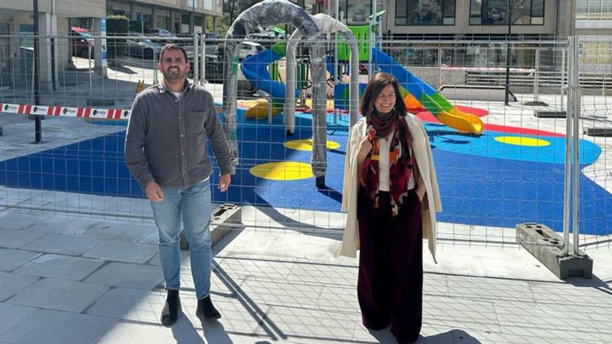 María Barral y Andrés Hermida en la Praza do Emigrante. | LOC