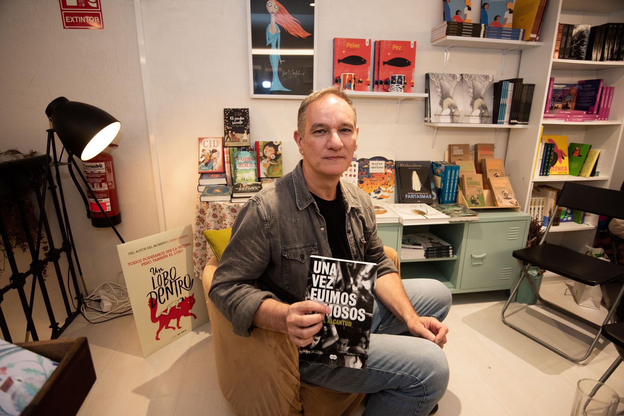 El escritor, cineasta y guionista Miguel Alcantud presenta ‘Una vez fuimos famosos’ en la librería 'Bululú'