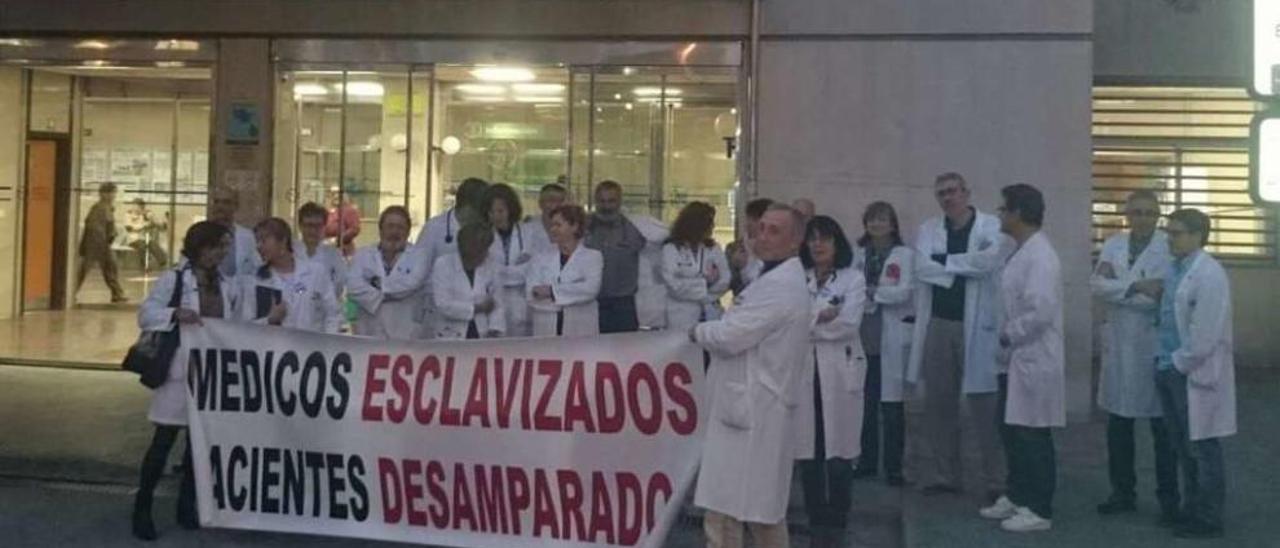 Protesta de médicos en Ourense por los recortes en sanidad. // FdV