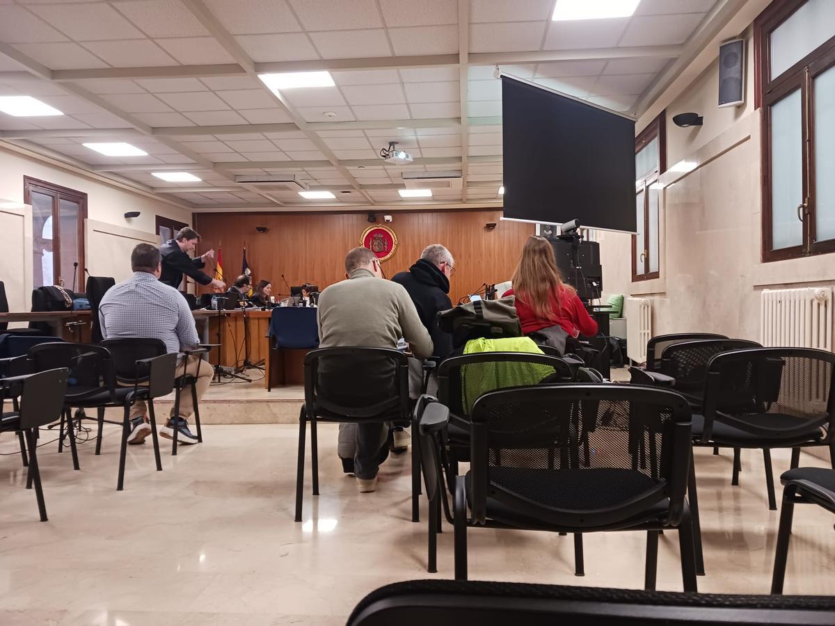 Los tres acusados, en primera fila, y detrás el intérprete, en el juicio celebrado en la Audiencia Provincial.