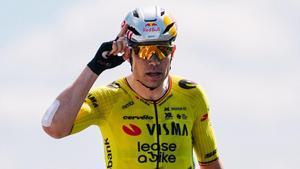 Van Aert celebra su victoria en la etapa 5 del Tour Auvergne-Rhône-Alpes