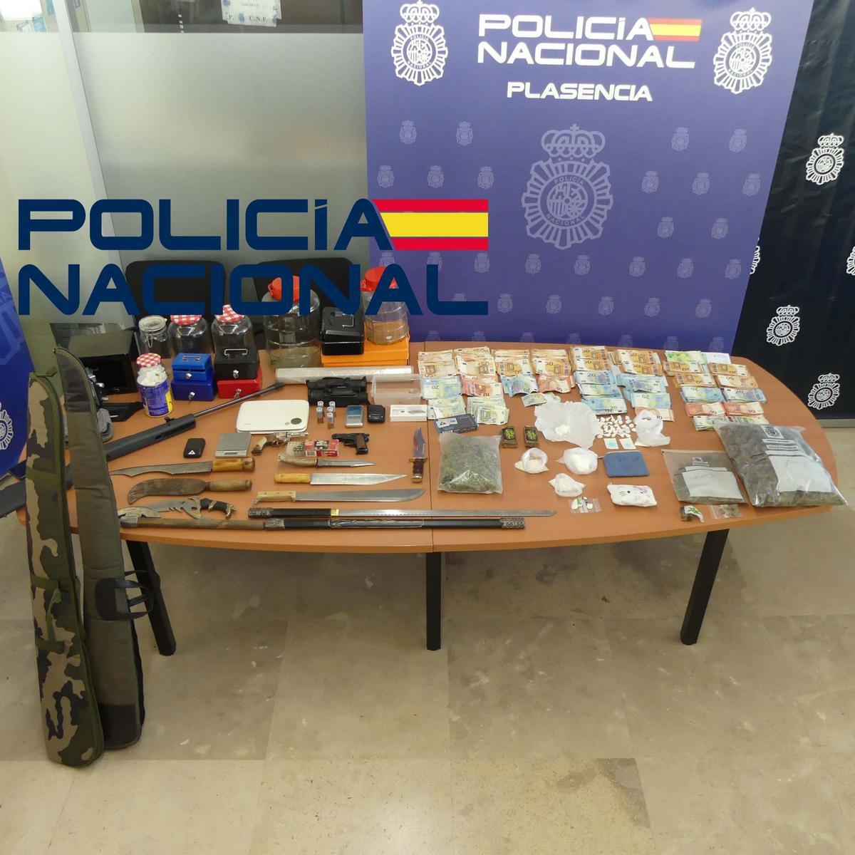 Drogas, dinero y objetos intervenidos en la operación antidroga en Plasencia.