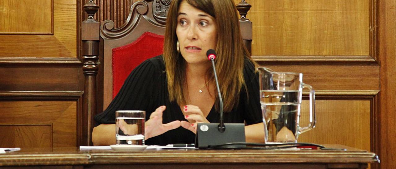 Lorena Zamorano durante una sesión plenaria en el Ayuntamiento de Alcoy antes del covid.