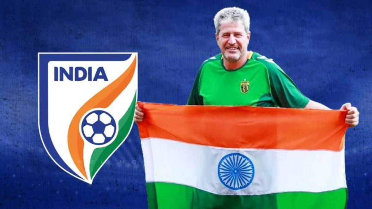 Manolo Márquez posa con la bandera de la India