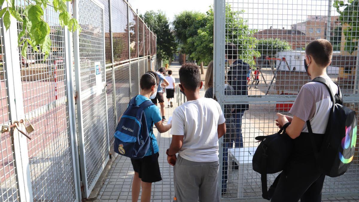 Alumnes de 6è de primària fent cua per desinfectar-se les mans.