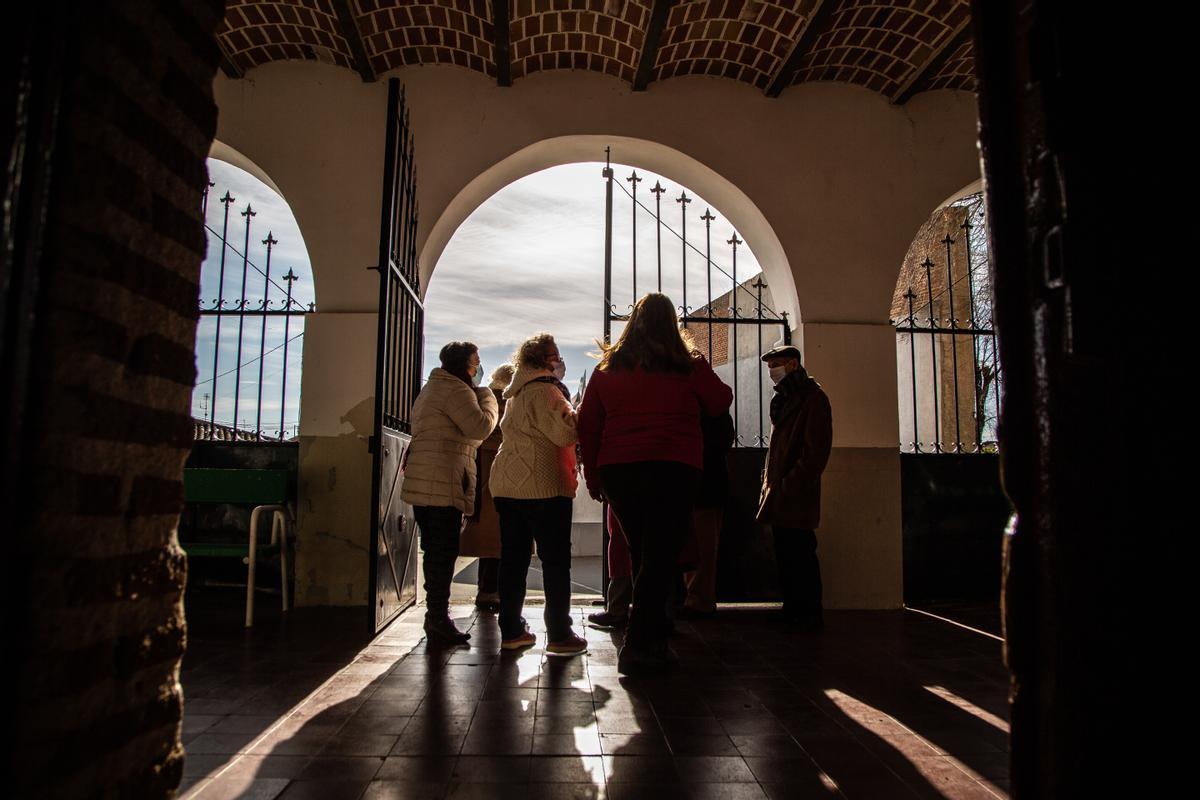 Los fieles salen de la iglesia de Cantiveros tras la celebración en ausencia de presbítero.