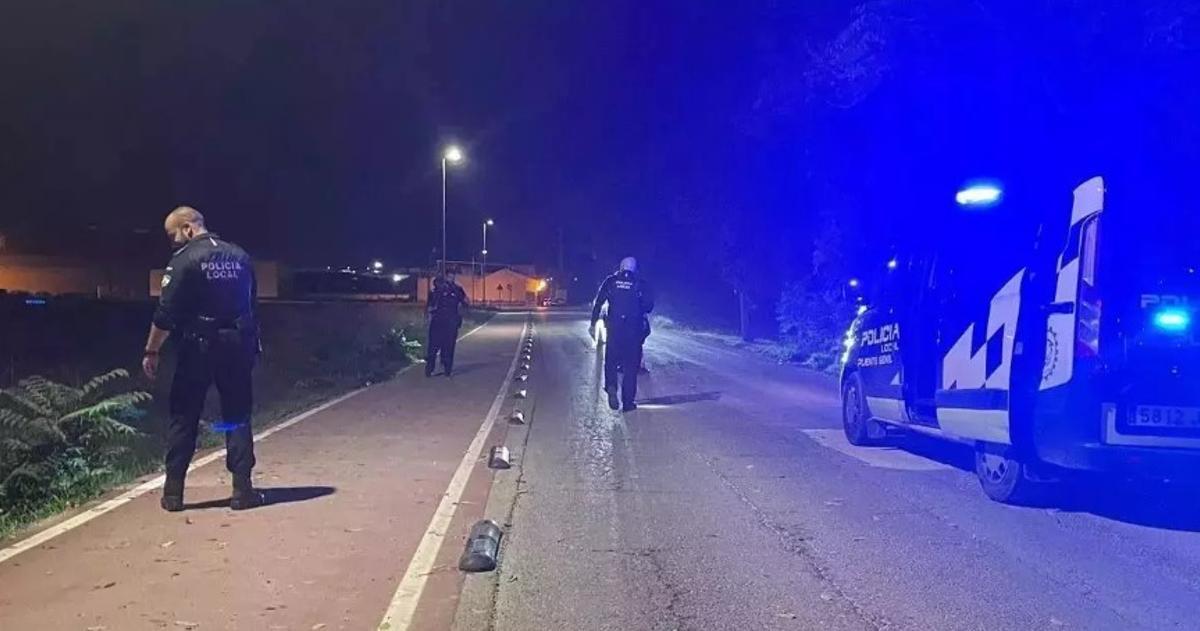 La Policía Local inspecciona el lugar del atropello en Puente Genil.
