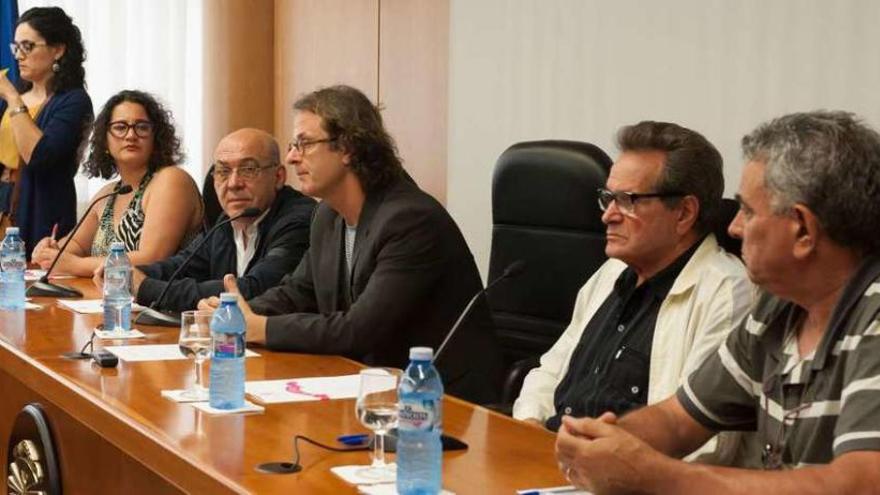 Miembros de Long Hope y Xosé Manuel Carril, ayer, en la jornada de la Facultade de Dereito en A Coruña.