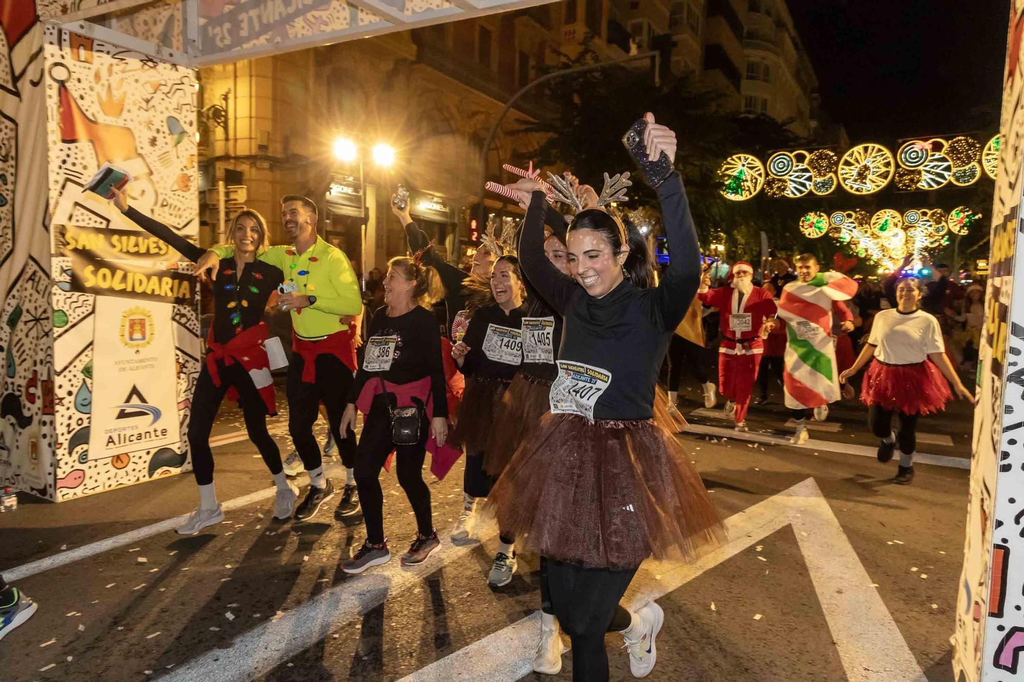 La San Silvestre de Alicante llena de colorido la ciudad