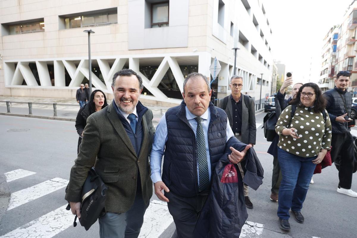 Así ha sido la salida de Carlos Baño de la comisaría de Alicante