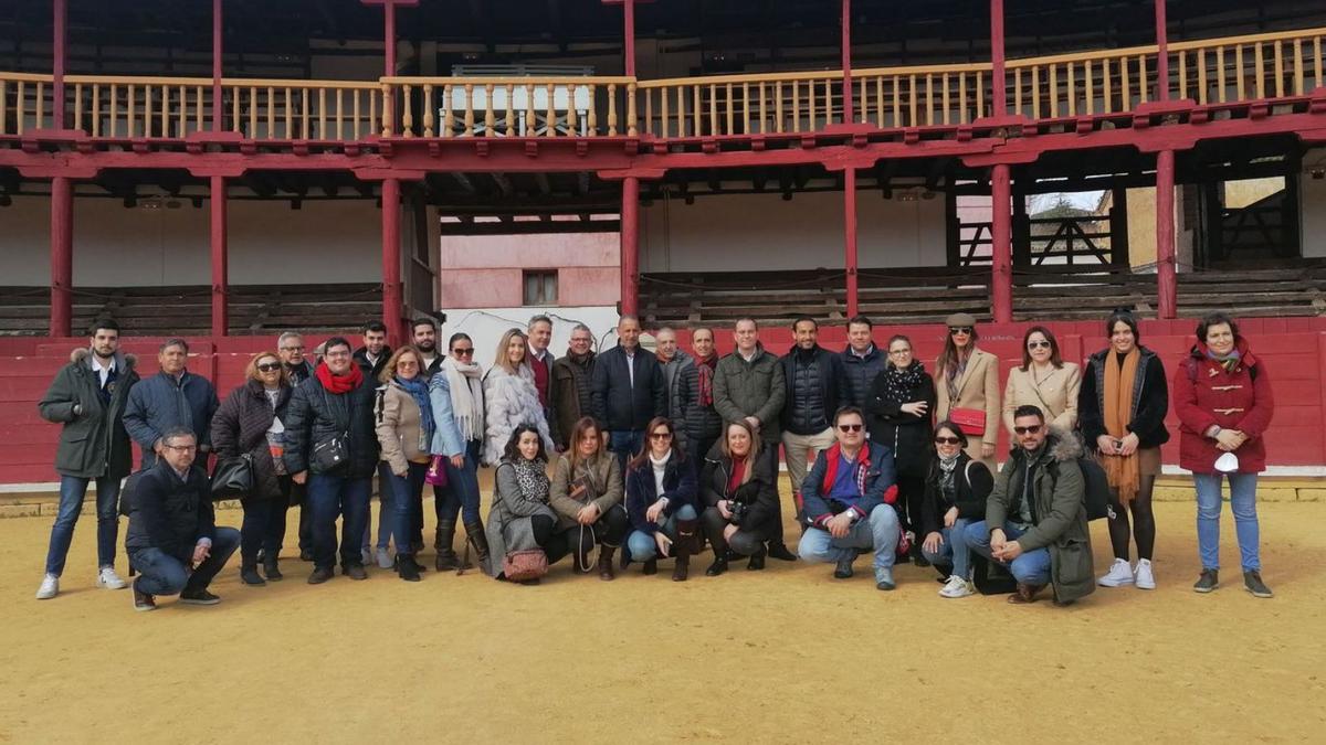 Autoridades, profesores y alumnos del curso de periodismo taurino posan en la plaza de toros. | M. J. C.