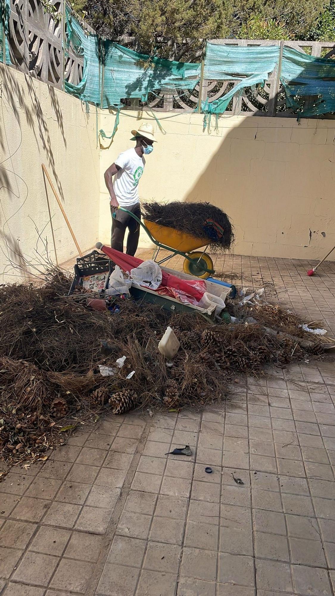 Más de 70 voluntarios colaboran en  la limpieza de la antigua residencia de Tunte
