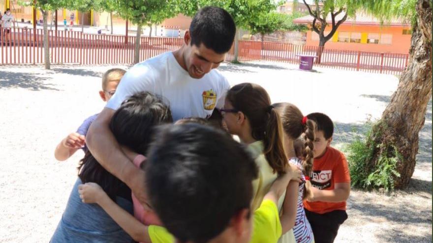 Carlos Alcaraz, recibiendo el cariño de los alumnos de su antiguo colegio.