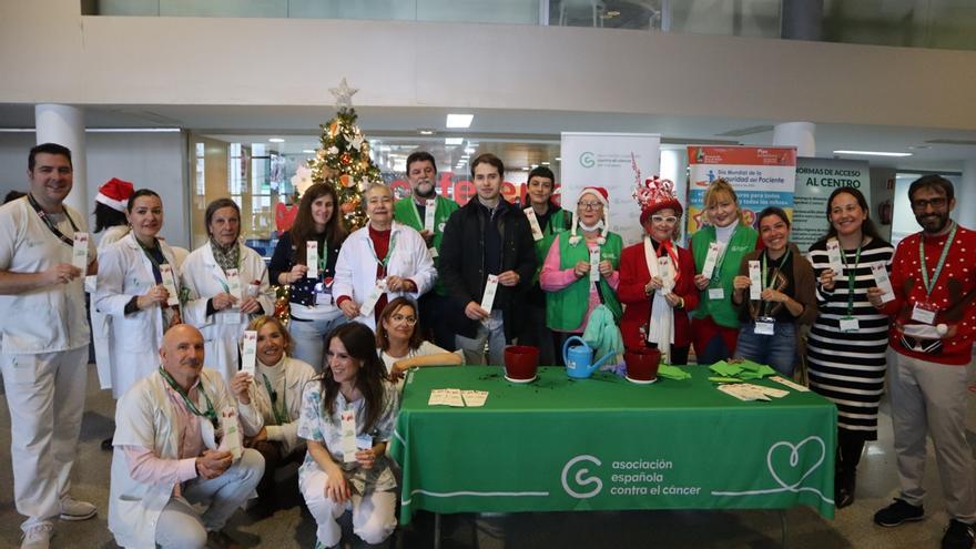 Petunias contra el cáncer: un gesto simbólico en los hospitales de Cáceres