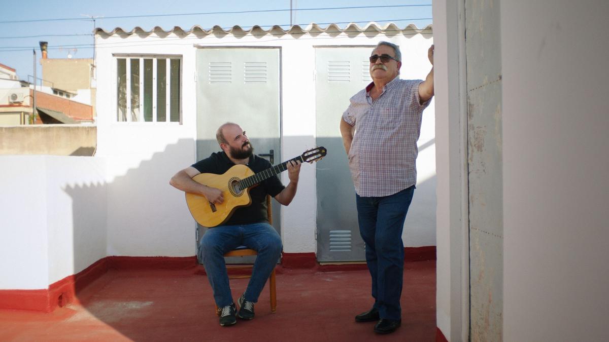 Niño de Elche con su padre, en una imagen del documental.