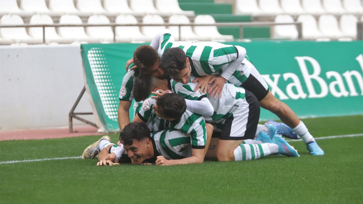 Jugadores del Córdoba B celebran un gol ante el Puente Genil en El Arcángel.