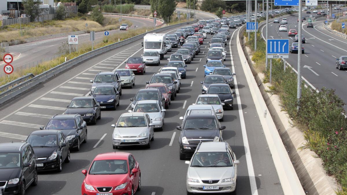 Colapso de tráfico en la CV35, la conocida 'Pista de Ademuz'.