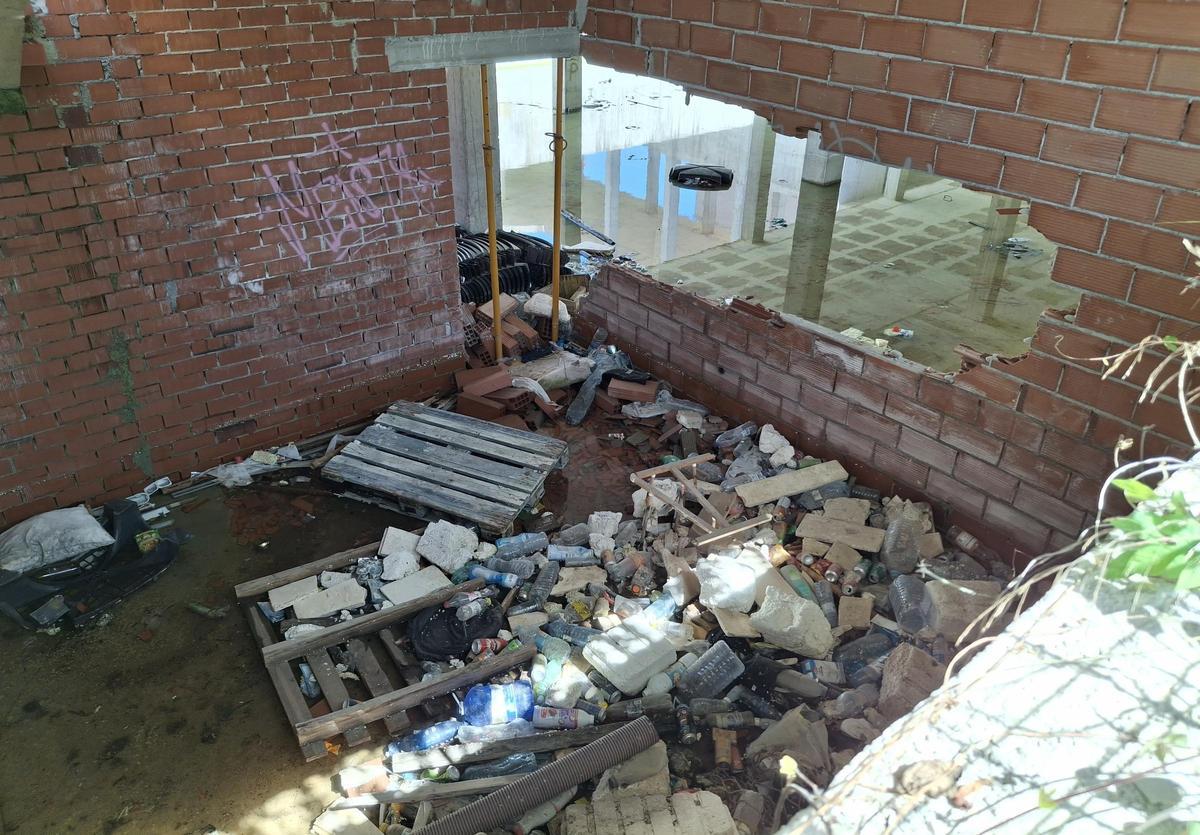 Basura y deterioro en la ruina del auditorio