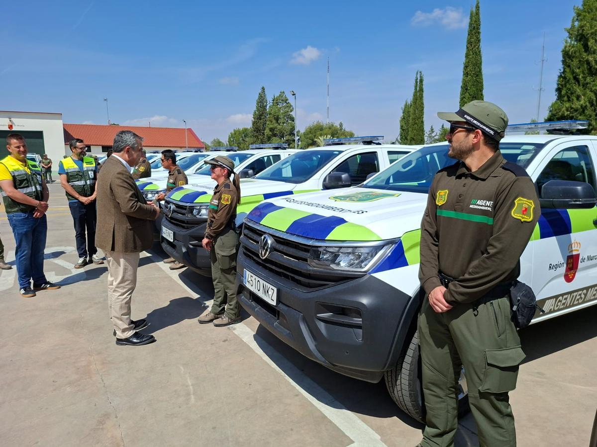 El consejero de Medio Ambiente, Universidades, Investigación y Mar Menor, Juan María Vázquez, durante la recepción de la nueva flota de vehículos para los agentes medioambientales de la Región.