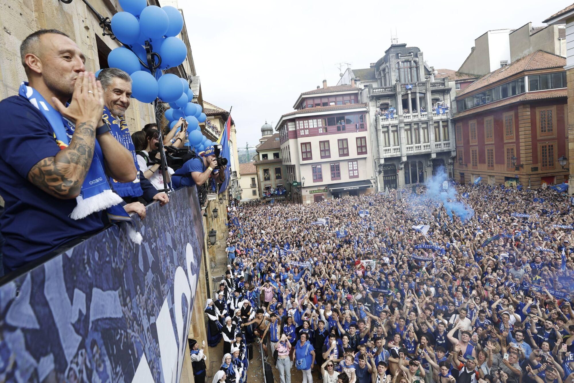 Locura azul en las calles de Oviedo para celebrar el ascenso del equipo a Primera División