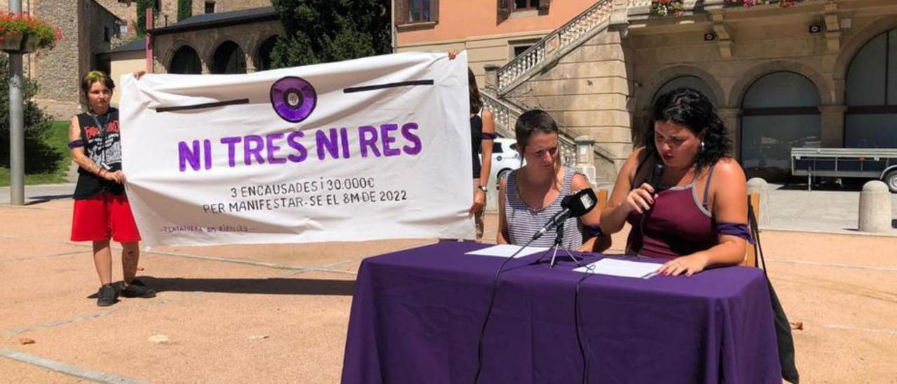 Les activistes feministes atenent als mitjans. | JORDI REMOLINS